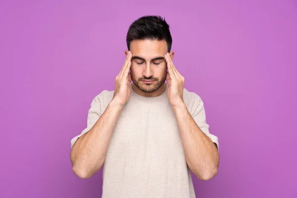 Jovem Homem Bonito Sobre Fundo Roxo Isolado Com Dor Cabeça — Fotografia de Stock