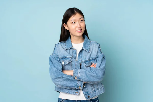 Joven Asiática Mujer Aislada Fondo Mirando Hacia Arriba Mientras Sonríe — Foto de Stock
