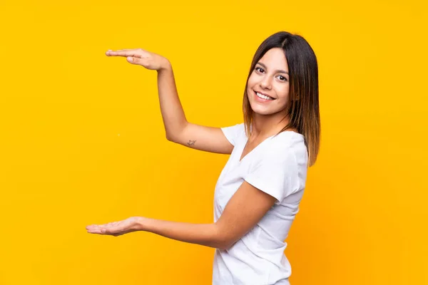 Jovem Mulher Sobre Fundo Amarelo Isolado Segurando Copyspace Para Inserir — Fotografia de Stock