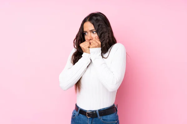 Mujer Joven Sobre Fondo Rosa Aislado Nervioso Asustado Poniendo Las —  Fotos de Stock