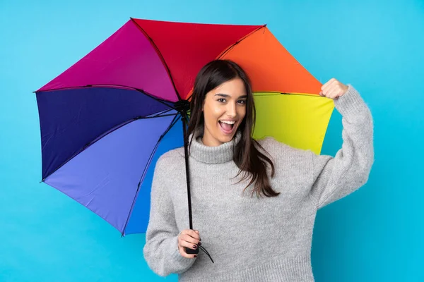 Jeune Femme Brune Tenant Parapluie Sur Mur Bleu Isolé Faisant — Photo