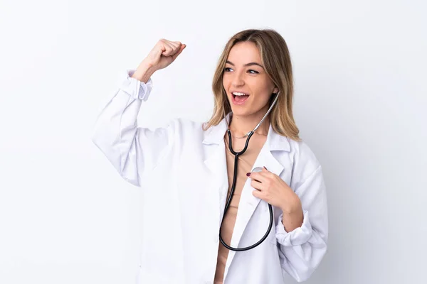 Młoda Kobieta Białym Tle Szlafroku Lekarskim Stetoskopie — Zdjęcie stockowe