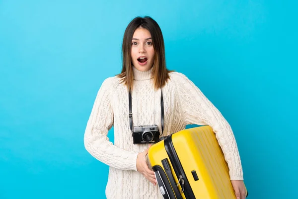 Mujer Viajera Sosteniendo Una Maleta Sobre Una Pared Azul Aislada — Foto de Stock