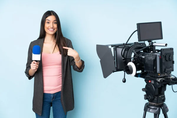 Muhabir Kadın Elinde Mikrofonla Mavi Arka Planda Sürpriz Bir Yüz — Stok fotoğraf