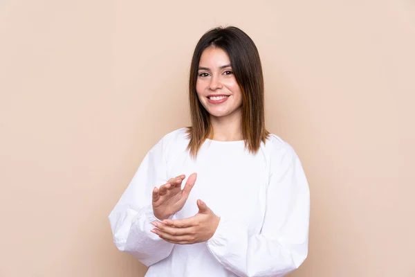 Jonge Vrouw Geïsoleerde Achtergrond Applaudisseren — Stockfoto