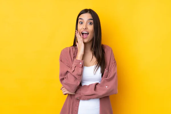 Giovane Donna Bruna Sfondo Giallo Isolato Sorpreso Scioccato Mentre Guarda — Foto Stock