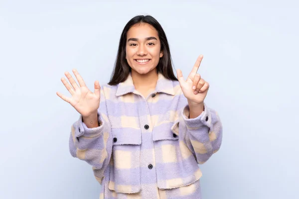 Mujer India Joven Aislada Sobre Fondo Azul Contando Siete Con —  Fotos de Stock