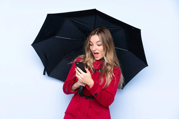 Mujer Joven Con Abrigo Invierno Sosteniendo Paraguas Móvil — Foto de Stock