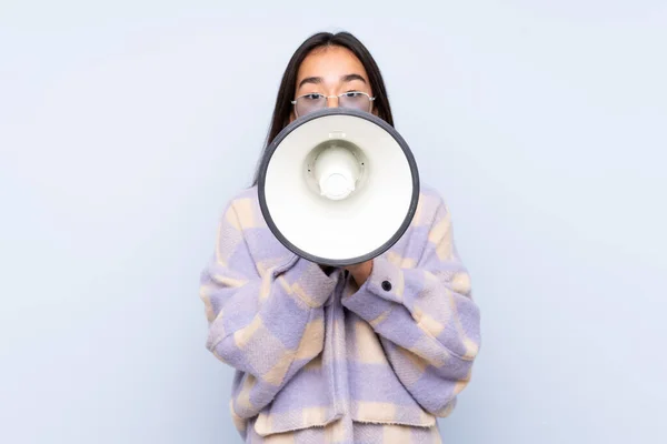 Jonge Indiaanse Vrouw Geïsoleerd Blauwe Achtergrond Schreeuwen Door Een Megafoon — Stockfoto