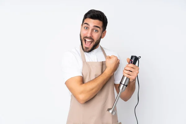 Uomo Utilizzando Frullatore Mano Isolato Sfondo Bianco Che Celebra Una — Foto Stock