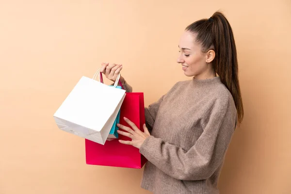 Jeune Femme Brune Sur Fond Isolé Tenant Des Sacs Provisions — Photo