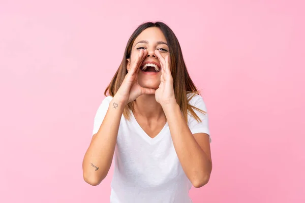 Jovem Mulher Sobre Fundo Rosa Isolado Gritando Anunciando Algo — Fotografia de Stock