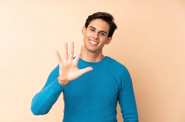 Man Geïsoleerde Achtergrond Tellen Vijf Met Vingers — Stockfoto