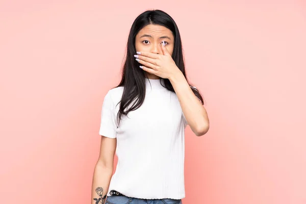 Tinédzser Kínai Elszigetelt Rózsaszín Háttér Borító Száj Kézzel — Stock Fotó