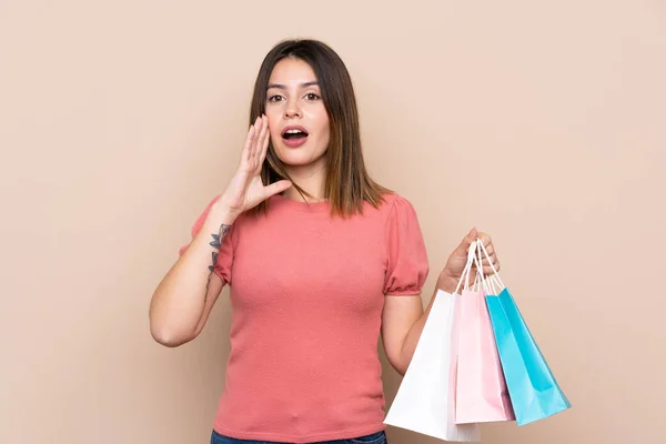 Giovane Donna Con Shopping Bag Sfondo Isolato Urlando Con Bocca — Foto Stock