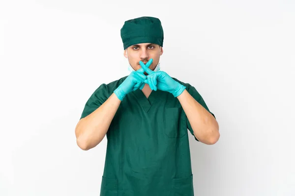 Cirujano Uniforme Verde Aislado Sobre Fondo Blanco Aislado Mostrando Gesto —  Fotos de Stock