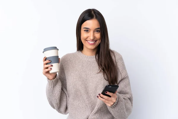 Jonge Brunette Vrouw Geïsoleerde Witte Achtergrond Houden Koffie Mee Nemen — Stockfoto