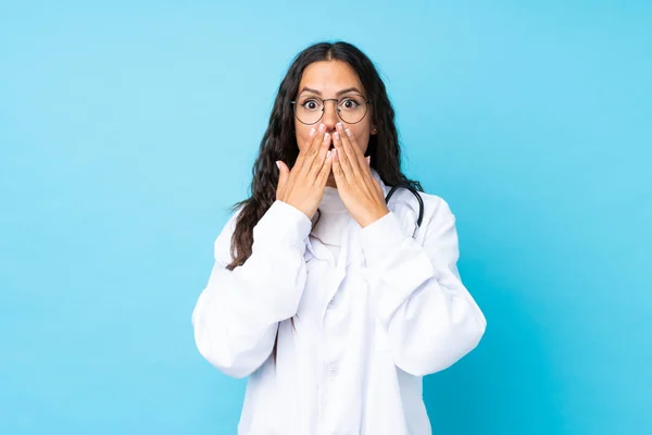 Junge Ärztin Über Isoliertem Blauem Hintergrund Mit Überraschendem Gesichtsausdruck — Stockfoto