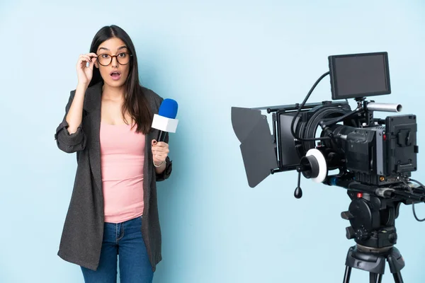 Reporter Woman Holding Microphone Reporting News Isolated Blue Background Glasses — Stock Photo, Image