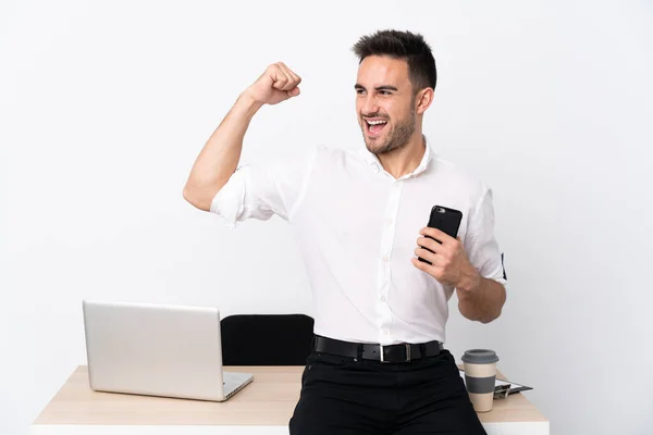 Jovem Homem Negócios Com Telefone Celular Local Trabalho Celebrando Uma — Fotografia de Stock