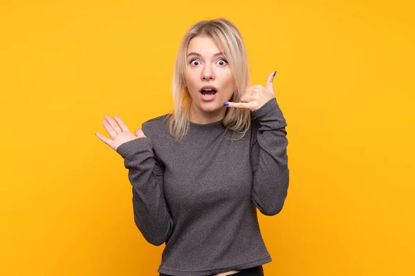 Young Blonde Woman Isolated Yellow Background Making Phone Gesture Doubting — Stock Photo, Image