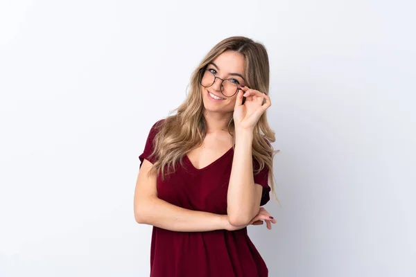 Mujer Joven Sobre Fondo Blanco Aislado Con Gafas Feliz —  Fotos de Stock
