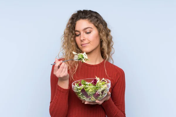 Mujer Rubia Joven Con Pelo Rizado Sosteniendo Una Ensalada Sobre — Foto de Stock