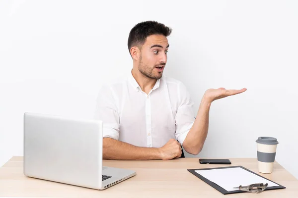 Jovem Homem Negócios Com Telefone Celular Local Trabalho Segurando Copyspace — Fotografia de Stock