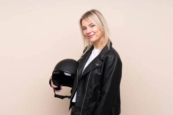 若いですブロンド女性とともにオートバイヘルメット上の隔離された背景笑顔多くの — ストック写真