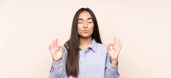 Junge Inderin Isoliert Auf Beigem Hintergrund Zen Pose — Stockfoto