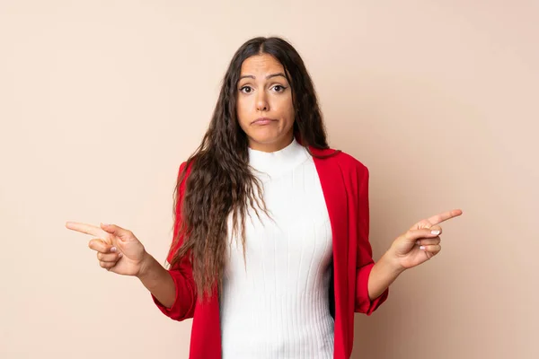 Giovane Donna Sfondo Isolato Che Indica Laterali Avere Dubbi — Foto Stock