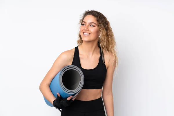 Joven Mujer Deportiva Aislada Sobre Fondo Blanco Con Una Esterilla — Foto de Stock