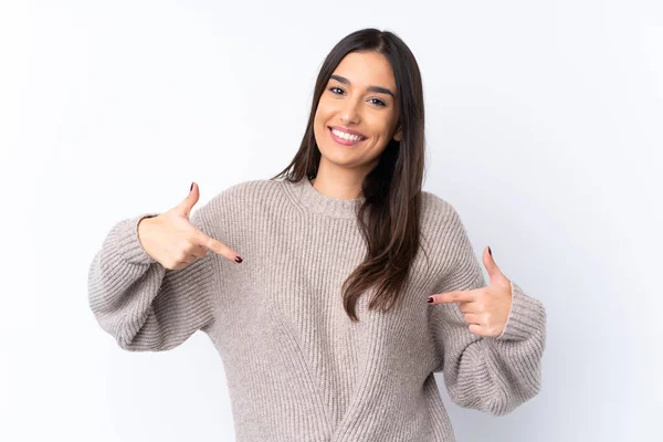 Jonge Brunette Vrouw Geïsoleerde Witte Achtergrond Trots Zelfvoldaan — Stockfoto