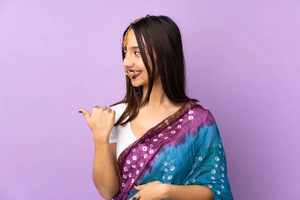 Mladá Indická Žena Izolované Fialovém Pozadí Ukazuje Stranu Prezentovat Produkt — Stock fotografie