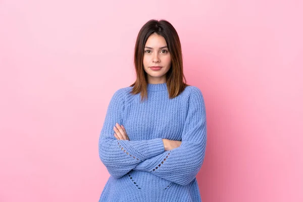 Jovem Mulher Com Suéter Azul Sobre Fundo Rosa Isolado Mantendo — Fotografia de Stock