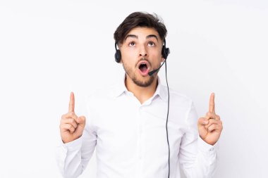 Beyaz arka planda izole edilmiş kulaklıkla çalışan pazarlamacı Arap adam işaret parmağıyla işaret etmek harika bir fikir.