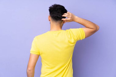 Arka planda izole edilmiş bir geçmişi olan yakışıklı Arap bir adam.