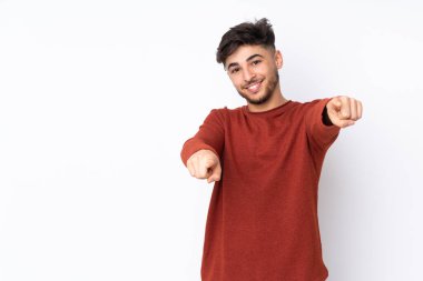 Münzevi bir geçmişi olan Arap yakışıklı bir adam, mutlu bir ifadeyle öne bakıyor.