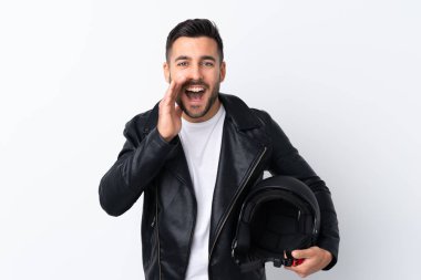 Motosiklet kasklı bir adam ağzı açık bağırıyor.