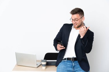 Ofisteki Rus adam beyaz arka planda izole edilmiş ve telefon zafer pozisyonunda.