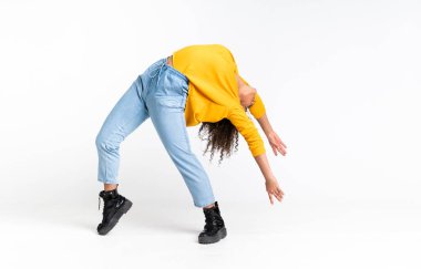 Genç Afrikalı Amerikalı kadın izole beyaz arka planda dans ediyor.