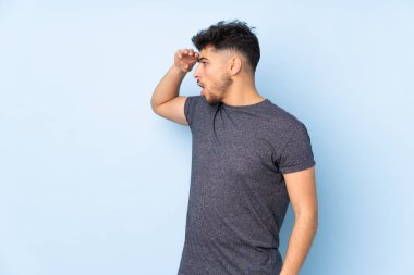 Tarafsız bir arkaplan arayan Arap yakışıklı bir adam.