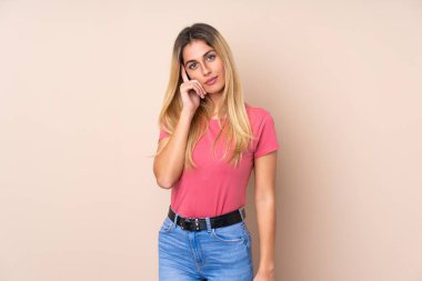 Genç Uruguaylı kadın izole bir arka plan düşünüyor.