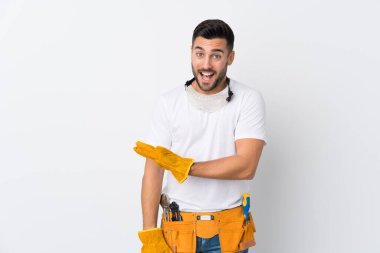 Zanaatkarlar ya da elektrikçiler izole edilmiş beyaz arka planda davet edilmek üzere ellerini yana uzatıyor.
