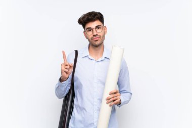 İzole edilmiş beyaz arka planda genç bir mimar işaret parmağıyla işaret etmek harika bir fikir.