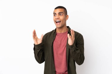 Genç Afro-Amerikalı, beyaz arka planda, şaşırtıcı bir yüz ifadesi var.