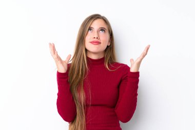 İzole edilmiş beyaz bir geçmişi olan genç sarışın kız kötü bir durumdan dolayı hayal kırıklığına uğradı.