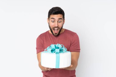 Beyaz arka planda izole edilmiş büyük pastalı pasta şefi.