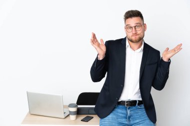 Beyaz arka planda izole edilmiş bir ofiste çalışan Rus bir adam el kaldırırken şüpheye düşüyor.