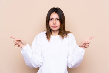 Tecrit edilmiş bir geçmişi olan genç bir kadın.